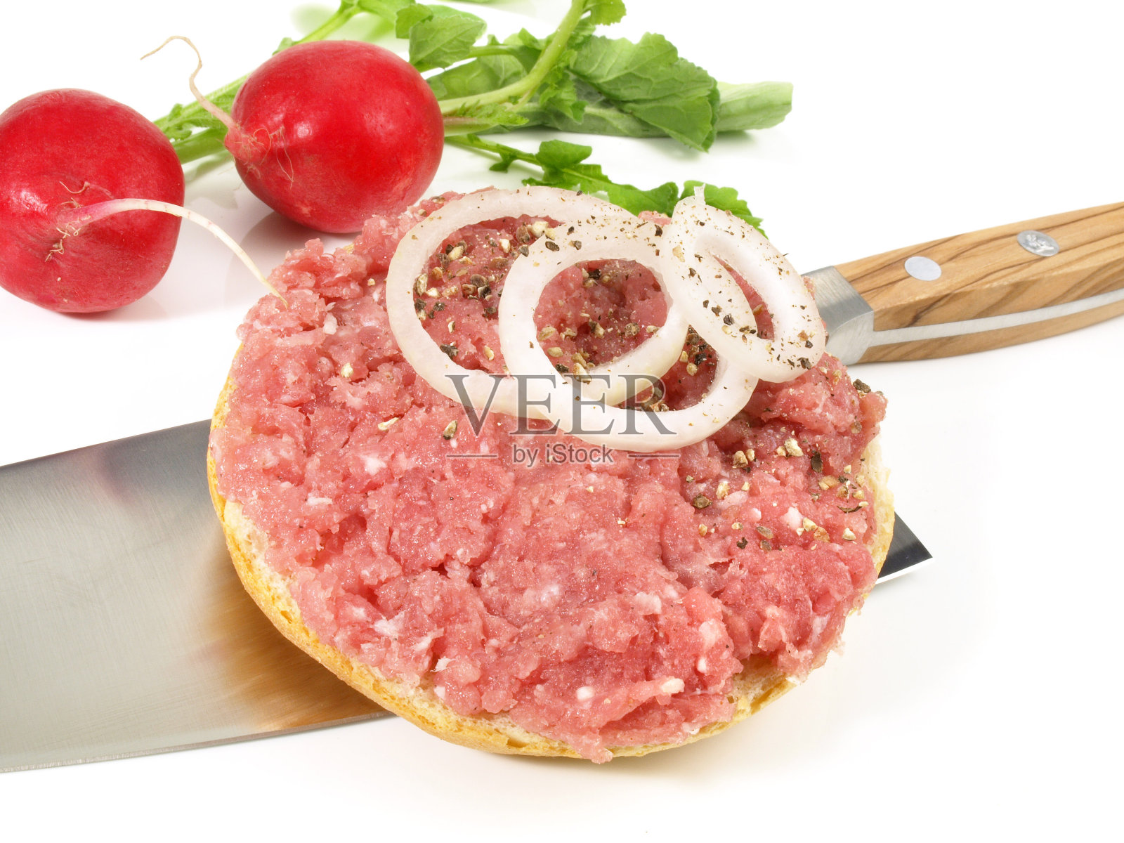 香辣猪肉配洋葱面包卷-孤立照片摄影图片