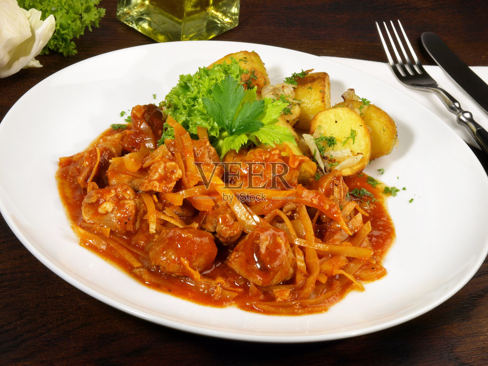 烤土豆炖牛肉照片摄影图片