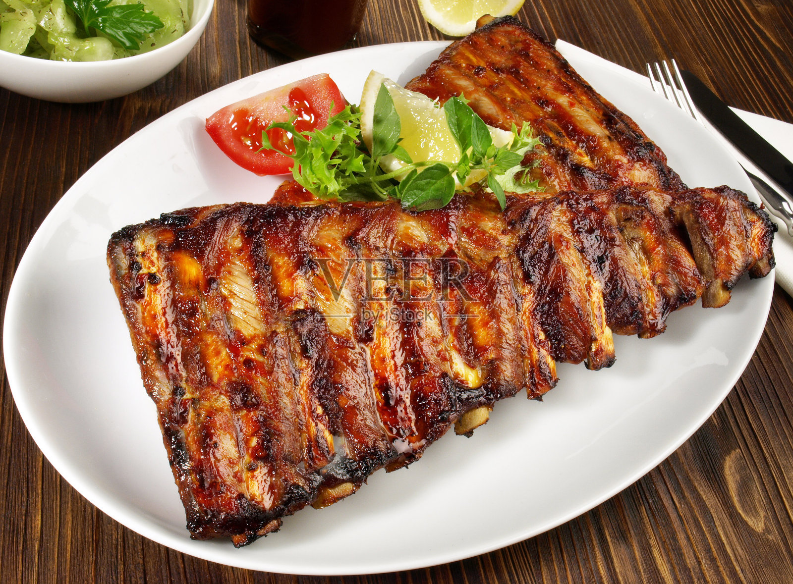 卤汁烤排骨照片摄影图片