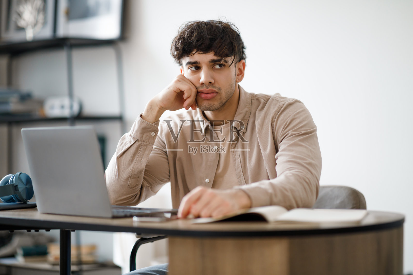 心烦意乱的阿拉伯商人在办公室用笔记本电脑工作照片摄影图片