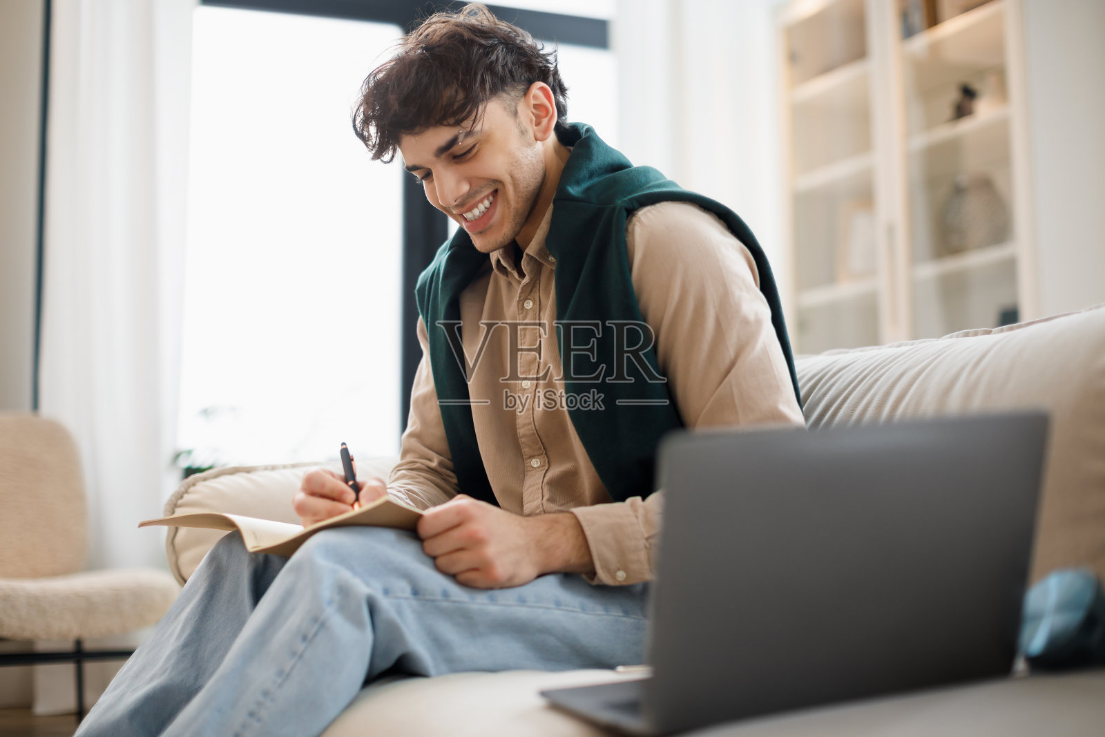 中东男学生在家用笔记本电脑参加网络研讨会照片摄影图片