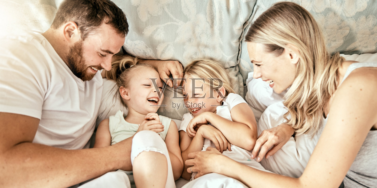 爱，俯视图和幸福的家庭醒来笑，玩挠痒游戏在他们的家。卧室，乐趣和以上的孩子玩耍与父母在一个房子的关心，支持和安全照片摄影图片