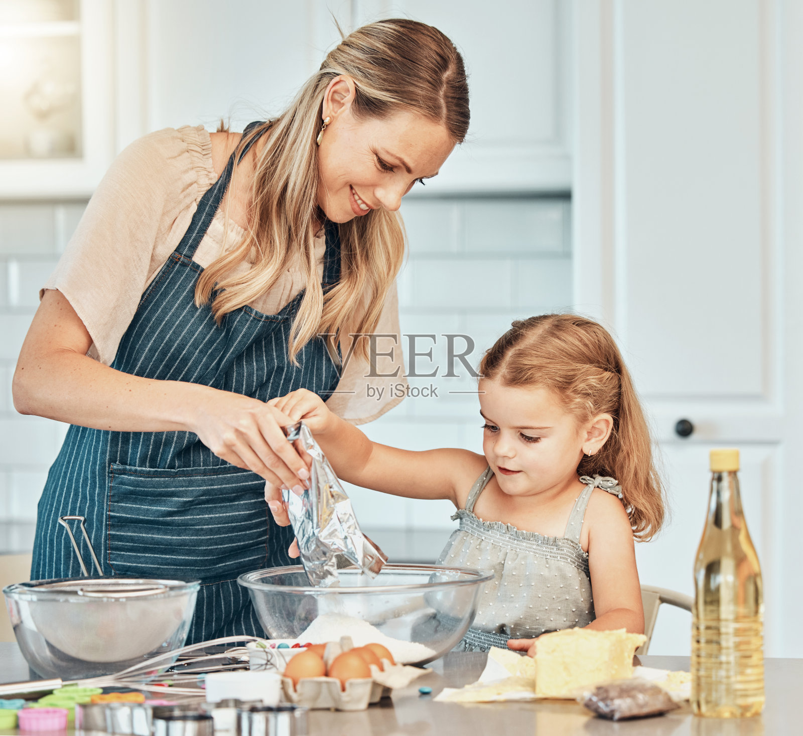 妈妈，女孩和教学烹饪，发展和技能与纽带，爱和照顾的家庭。烤，母女用碗，面粉和鸡蛋放在桌子上，厨房和帮助食物照片摄影图片