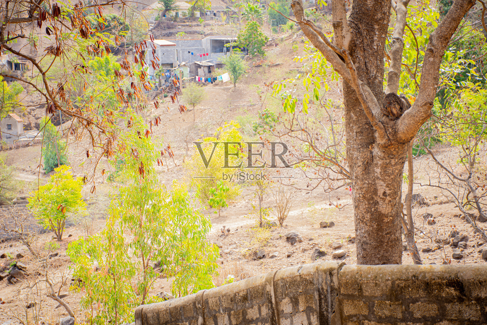 在圣地亚哥岛中心的山谷中，村庄里有简单的石头房子，照片摄影图片