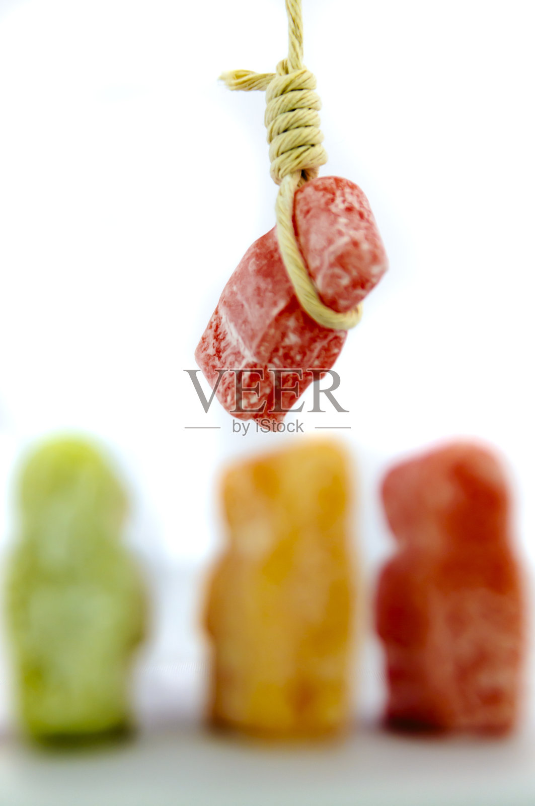 果冻宝宝们看着一个果冻宝宝被套索吊起来。照片摄影图片