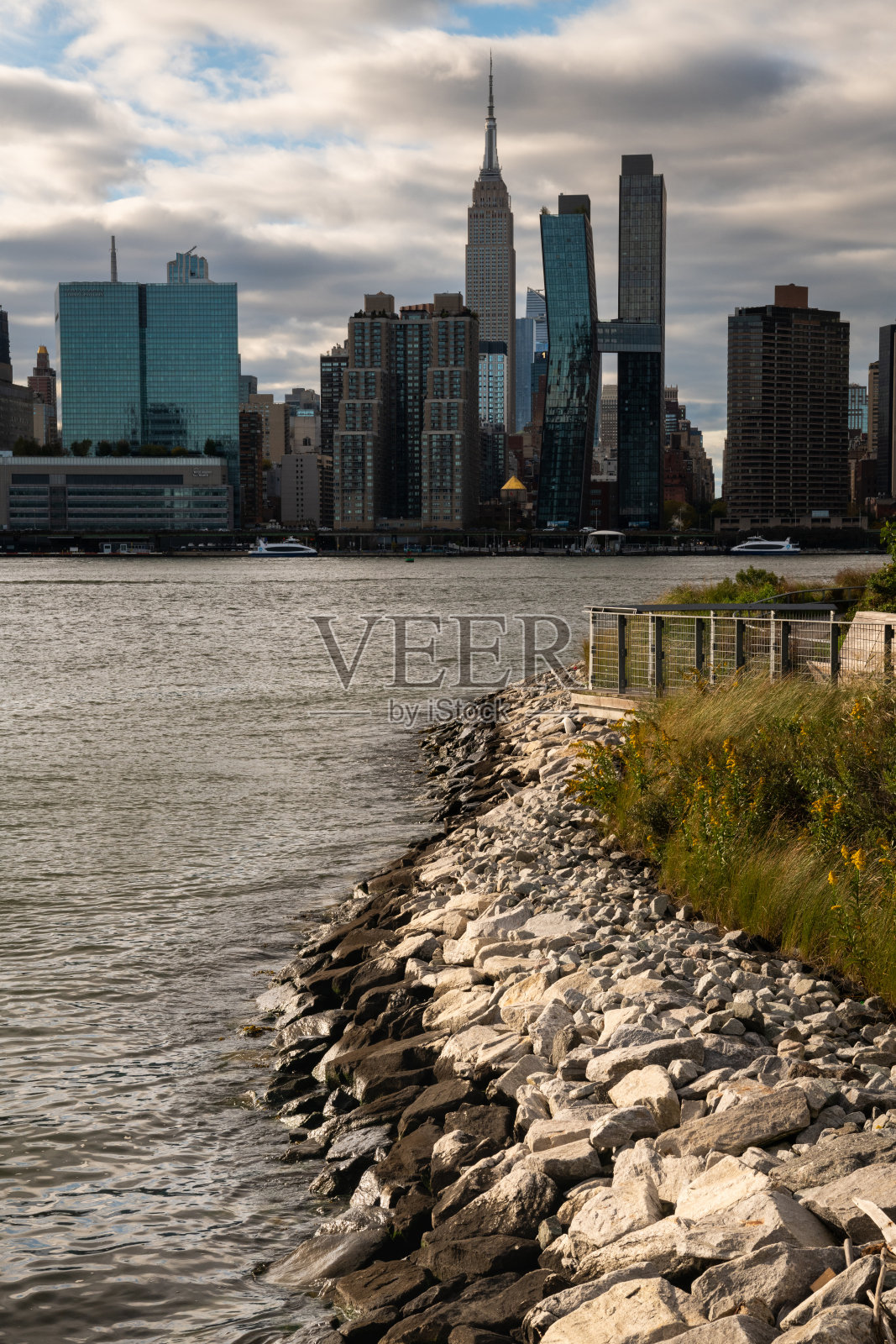 从长岛市看到的曼哈顿天际线照片摄影图片