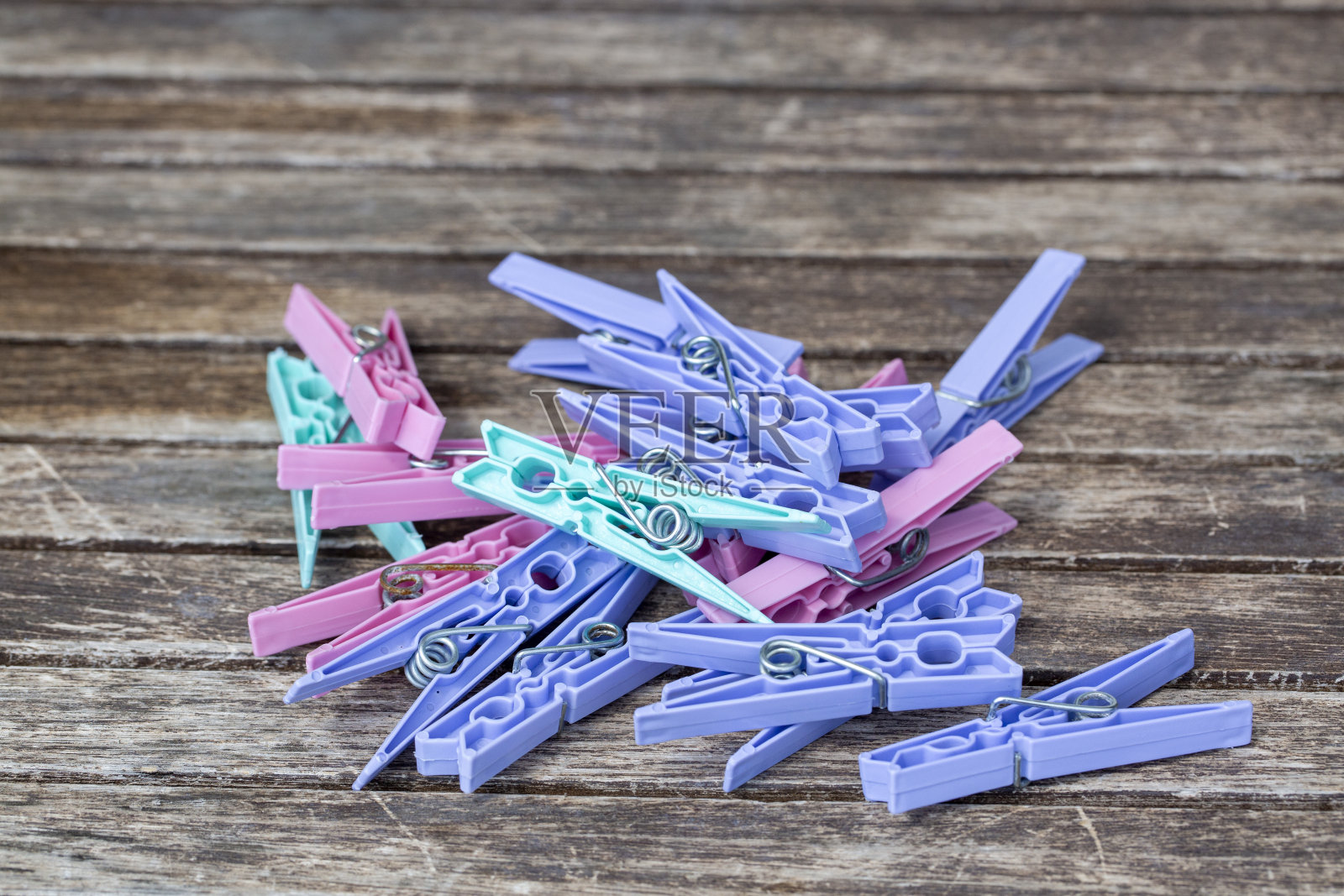 木制背景上的洗衣钉照片摄影图片