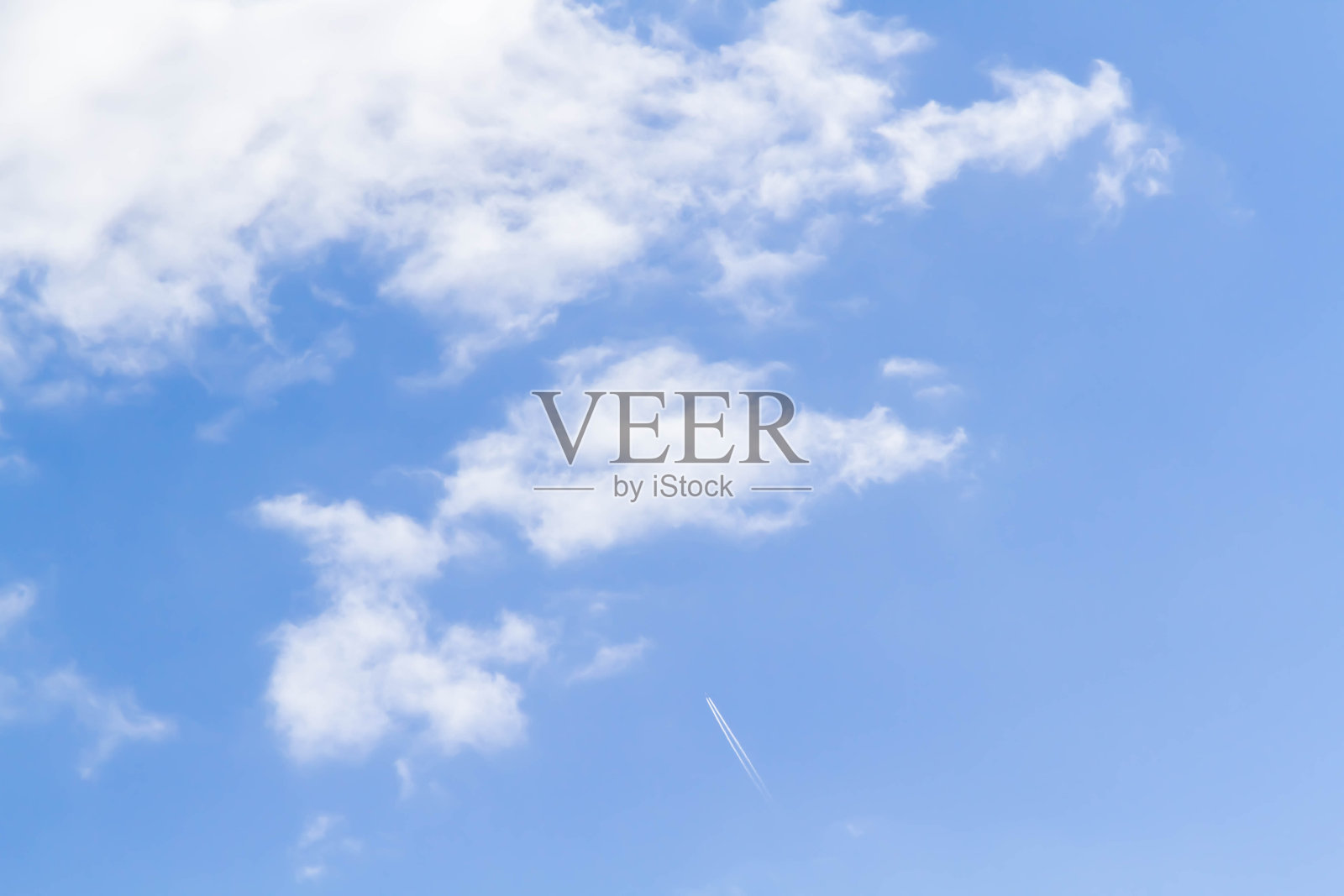 明亮的蓝天上飘着美丽的白云。晴朗的天气。环境安全、清洁的理念。照片摄影图片