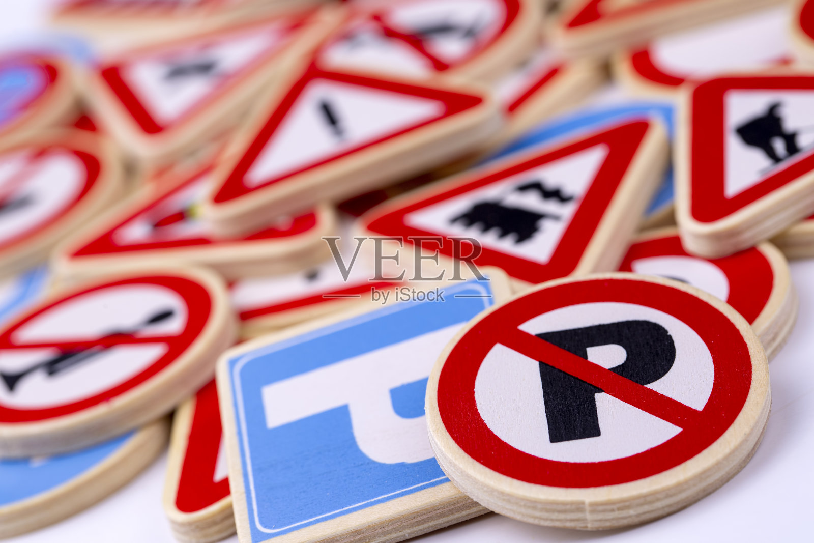 不同颜色的交通标志隔离照片摄影图片