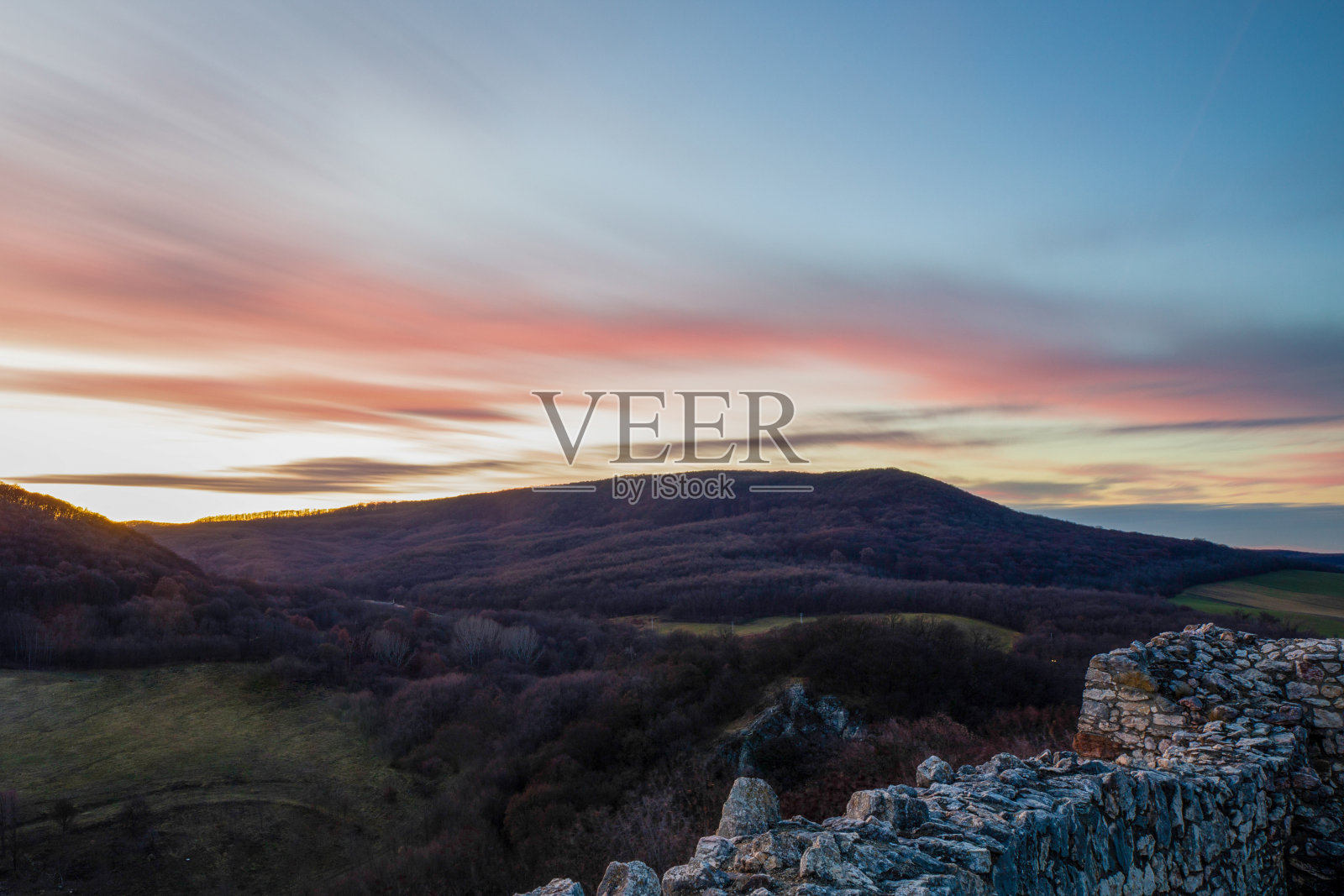 古老城堡遗址的日落景观照片摄影图片