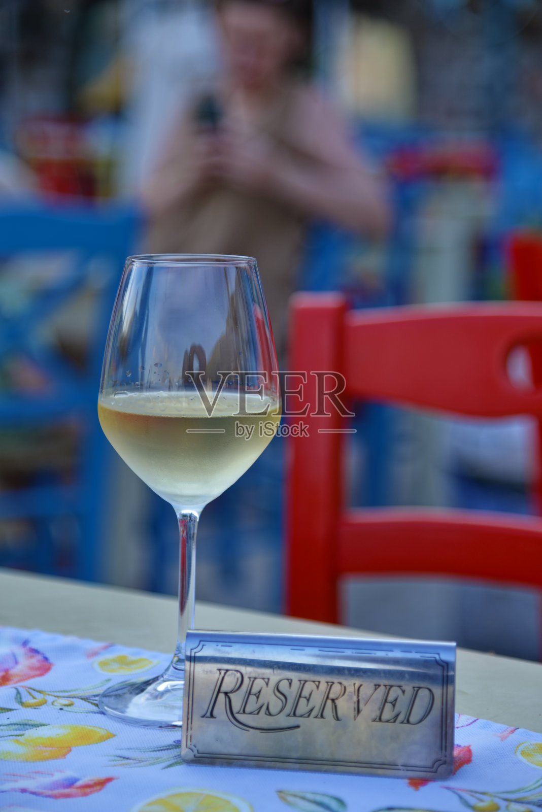 已预订的桌子和一杯酒照片摄影图片