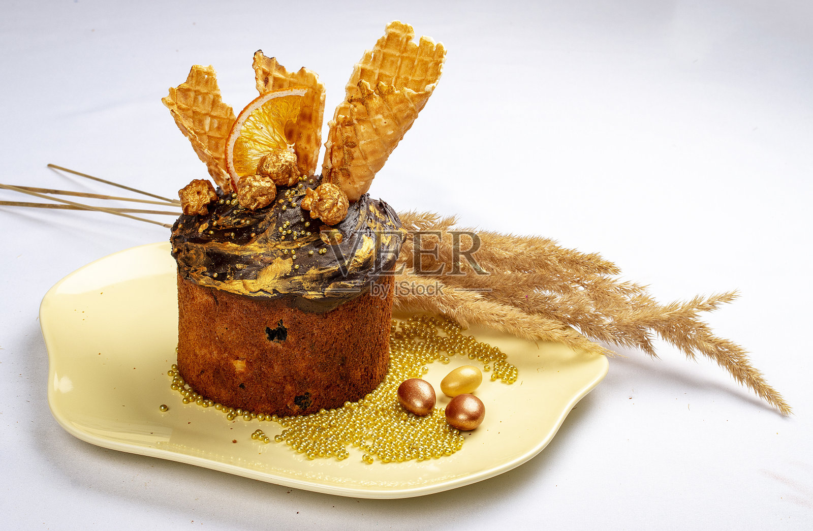 带有装饰元素、小雕像和配料的复活节蛋糕。照片摄影图片