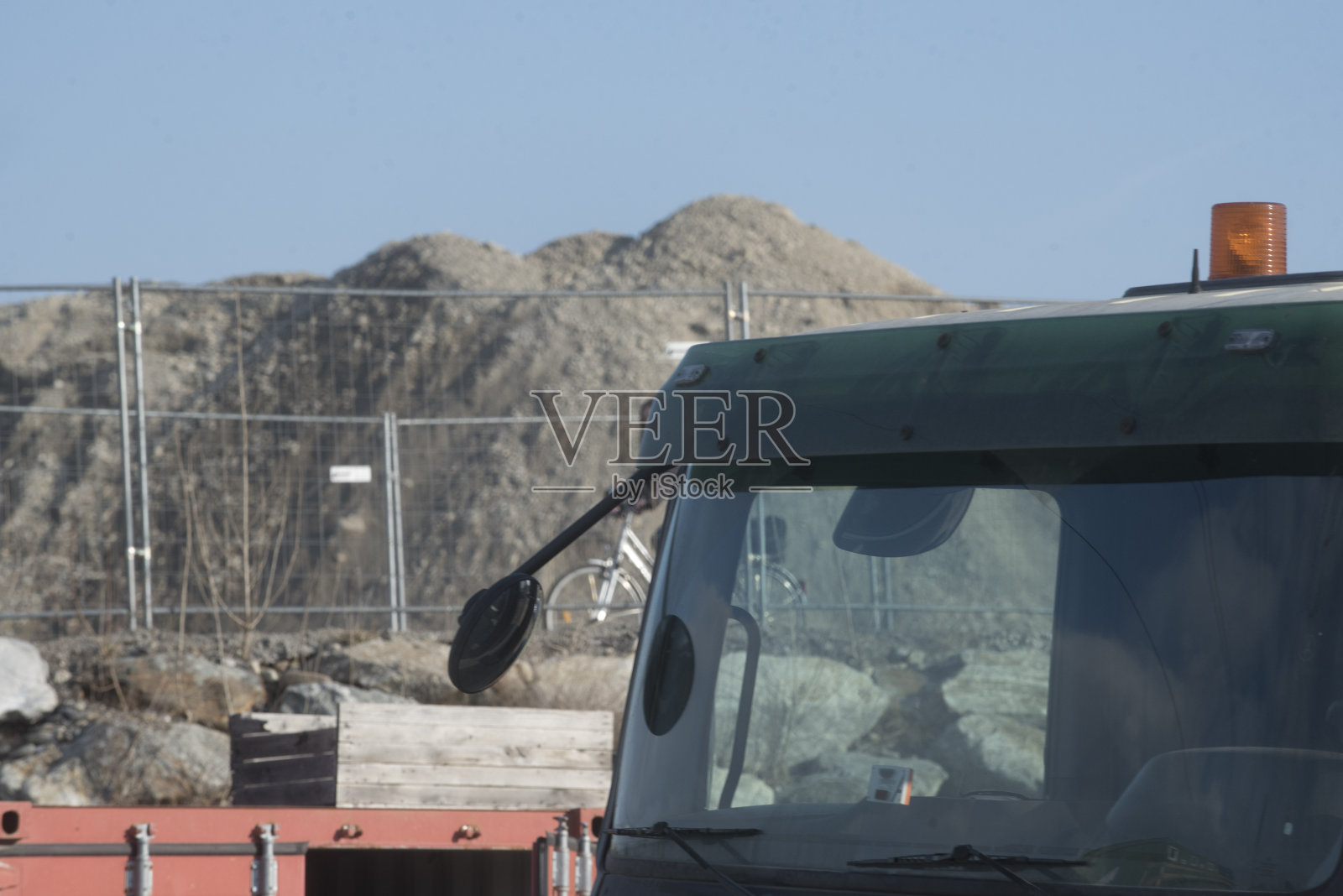 工地上的建筑卡车照片摄影图片