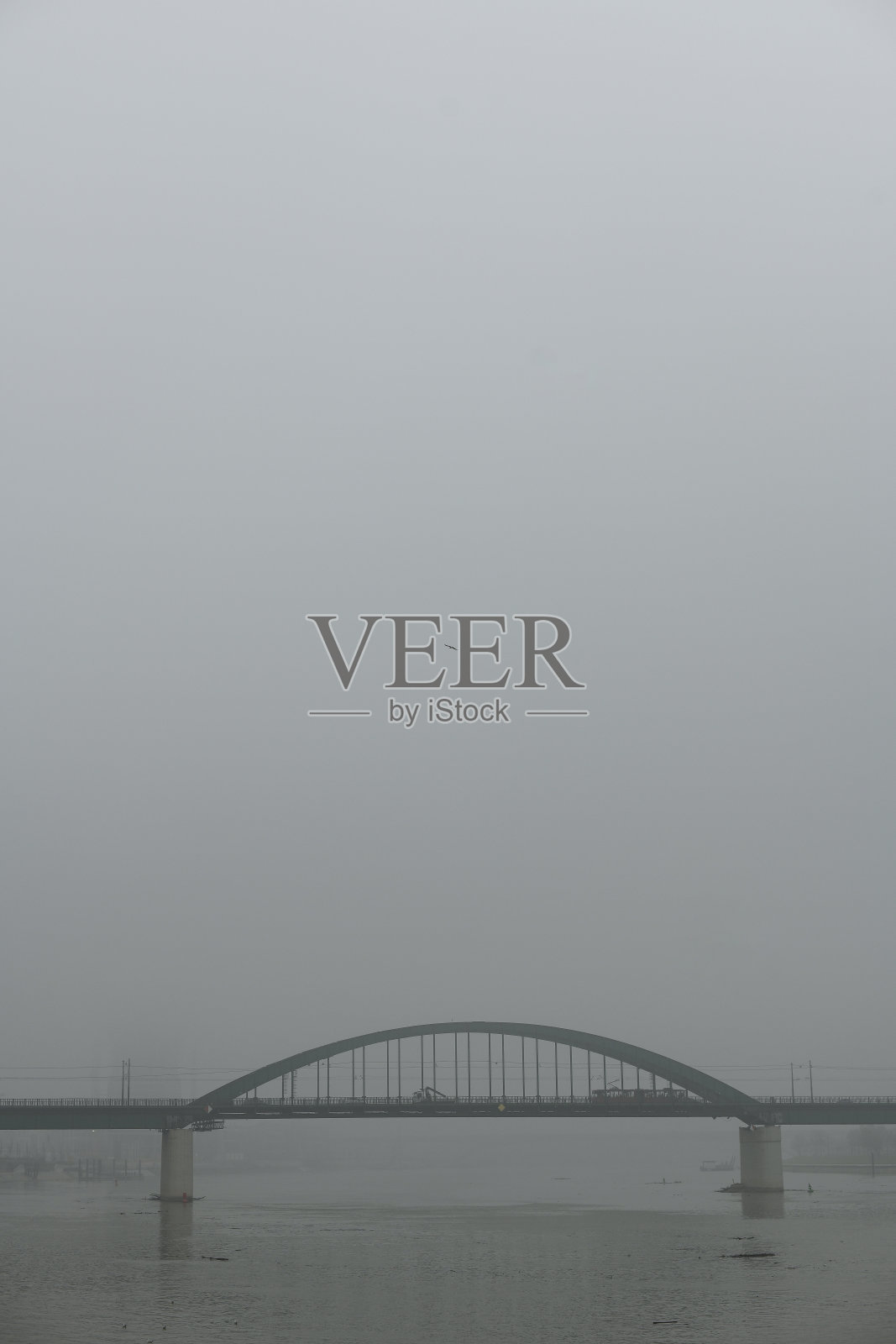 多云的日子里，贝尔格莱德萨瓦河上的老桥。照片摄影图片