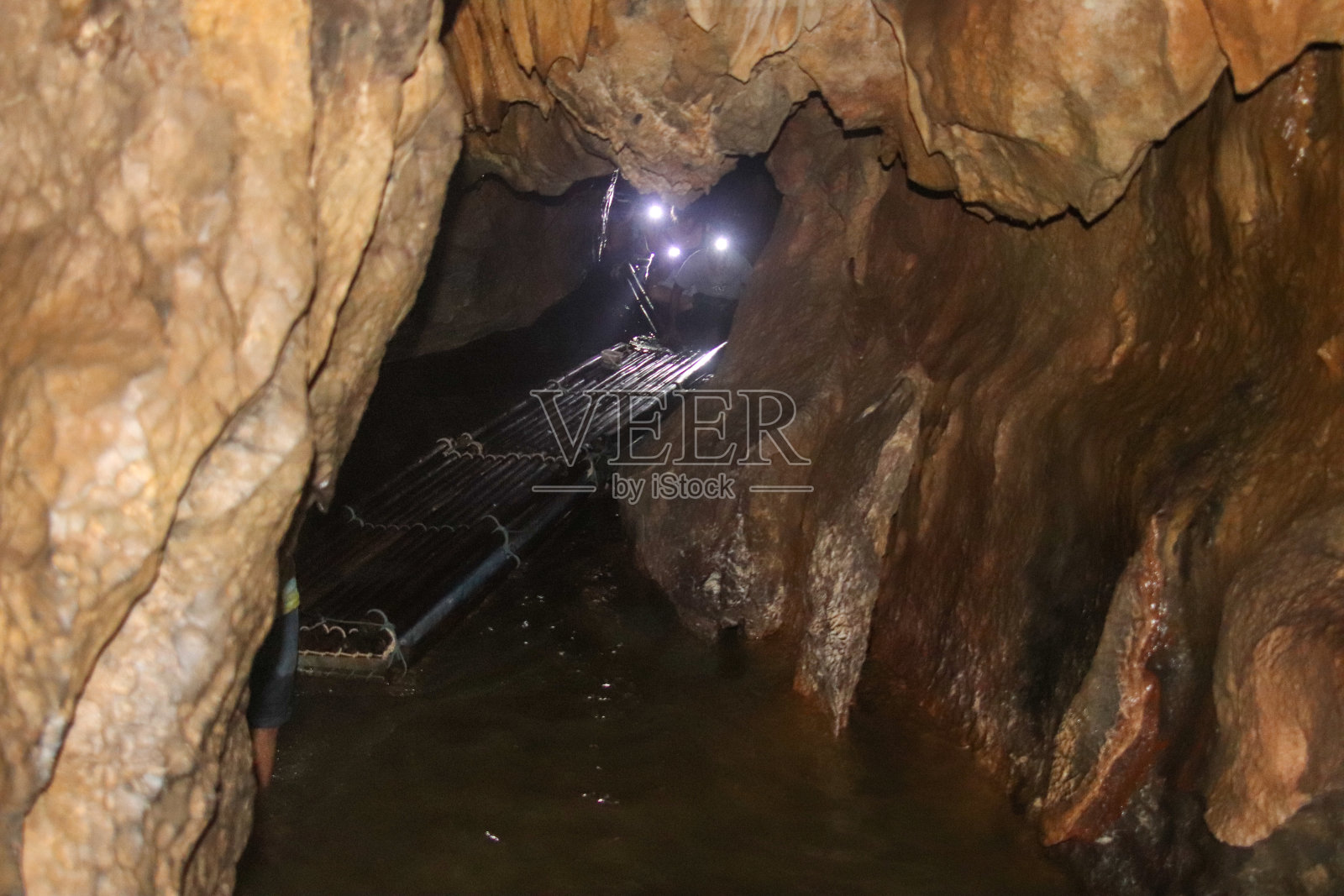 图为泰国攀牙峰昌洞内的石笋和钟乳石。照片摄影图片