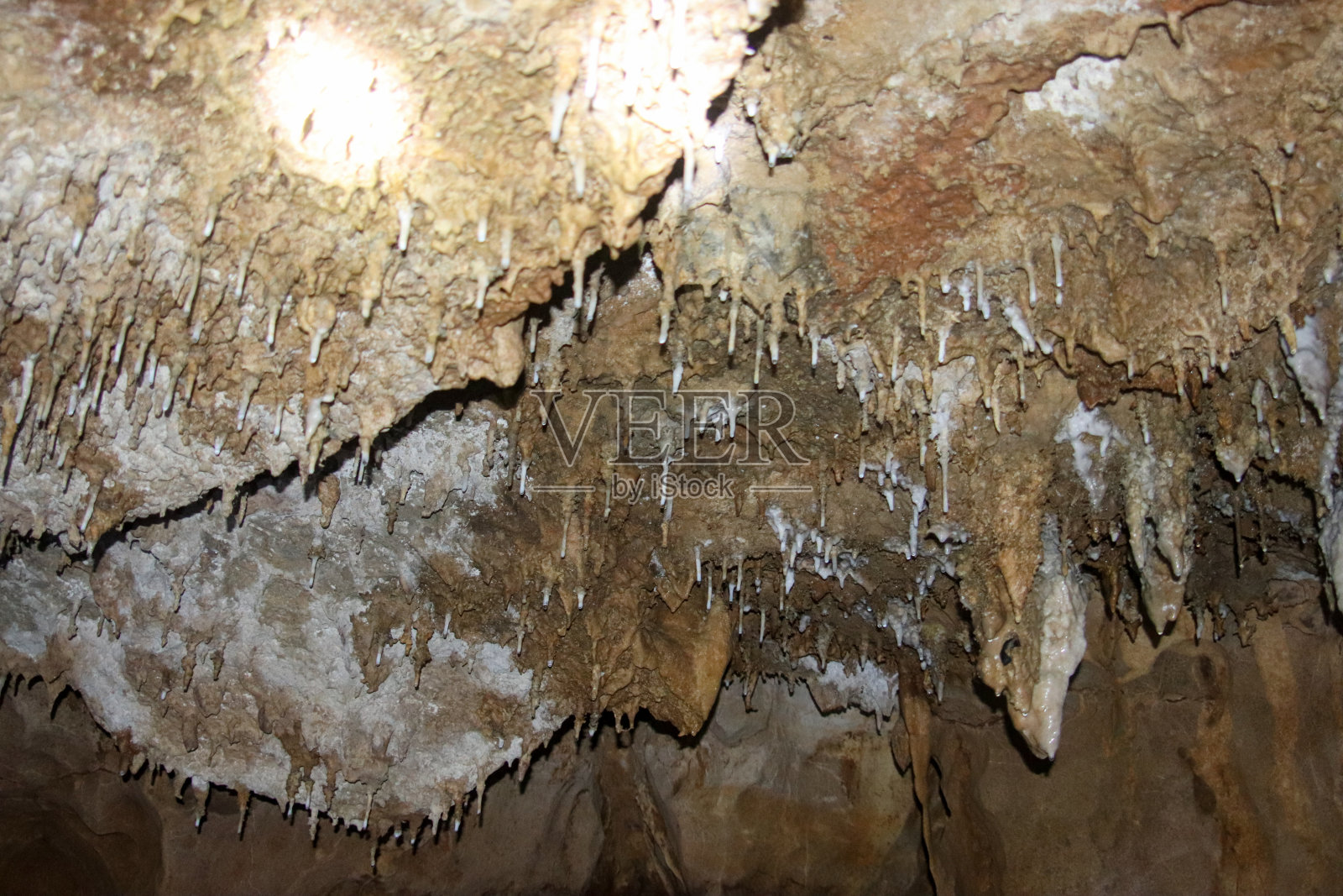 图为泰国攀牙峰昌洞内的石笋和钟乳石。照片摄影图片