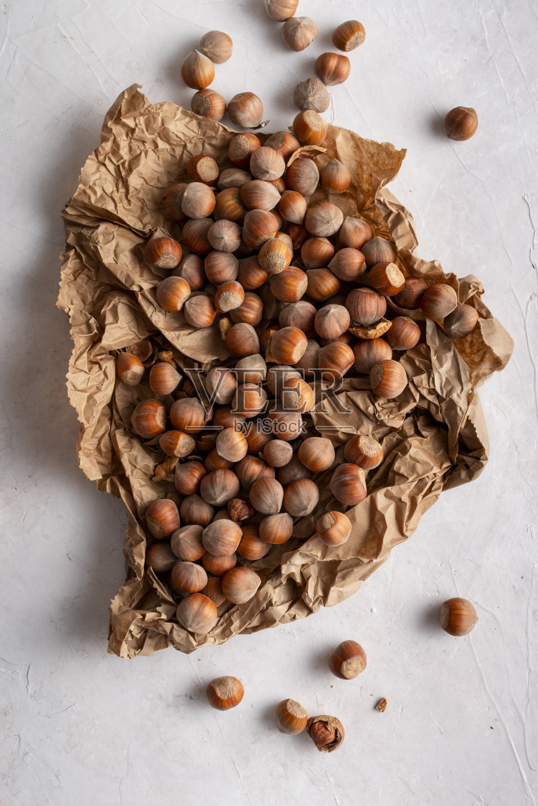 榛子的俯视图在纸上精致的背景。照片摄影图片