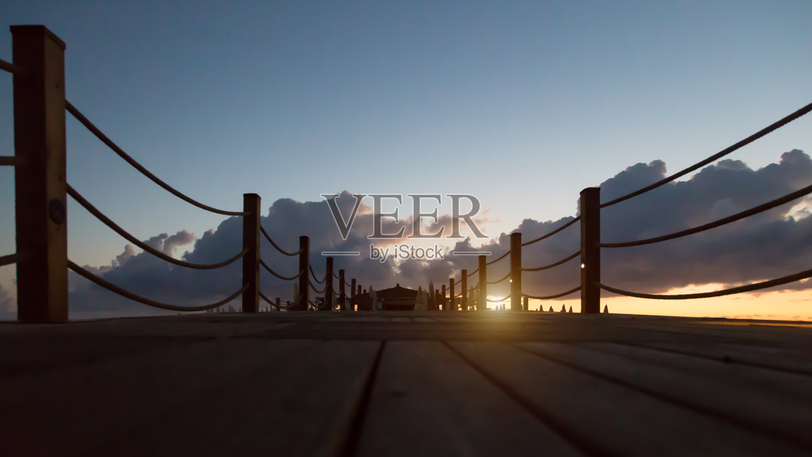 海边木码头上的日出照片摄影图片