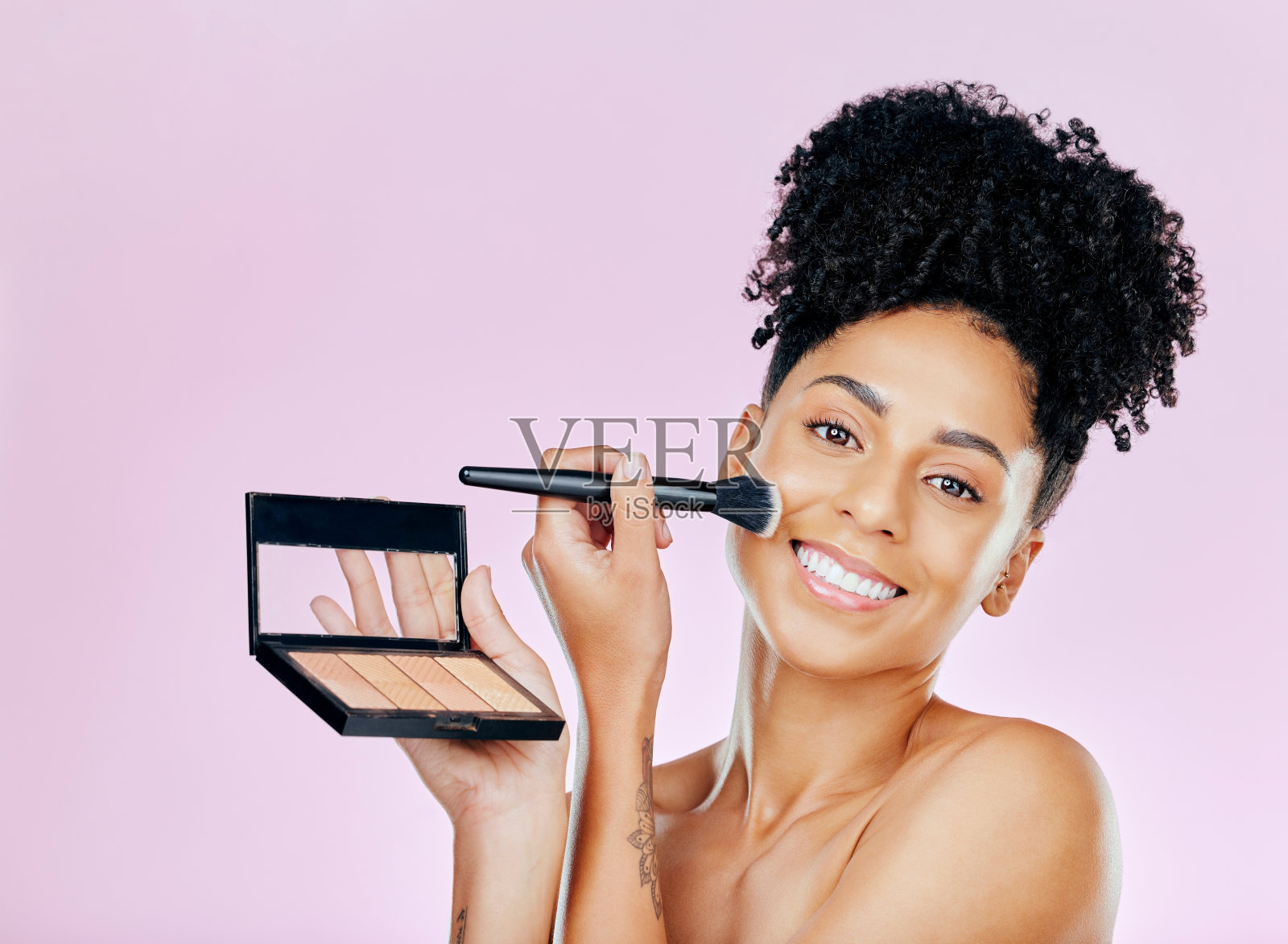 彩妆刷、调色板和写真快乐女人用工具，美容产品或彩妆粉的选择。粉红色背景上的镜子、面部美容治疗和皮肤科人士的脸照片摄影图片