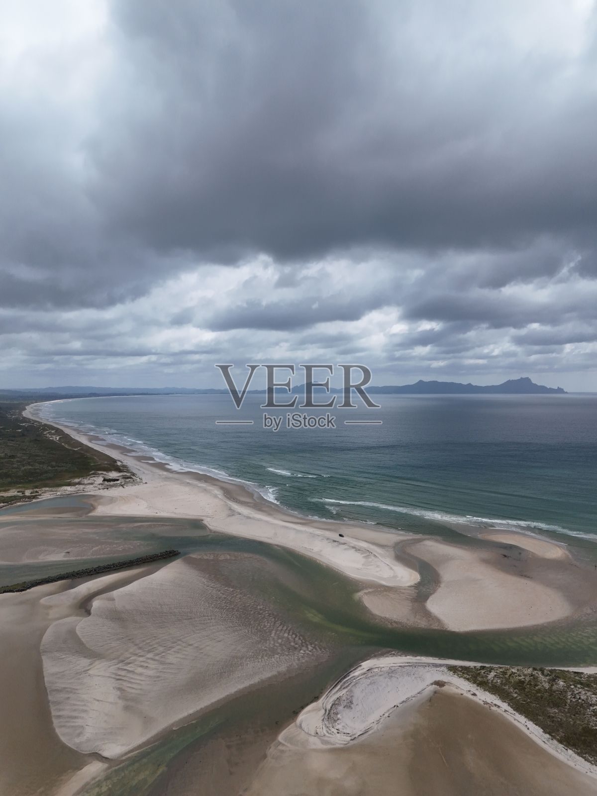 海滩上蓝色的海水从空中流下，这是一个广阔的视野照片摄影图片