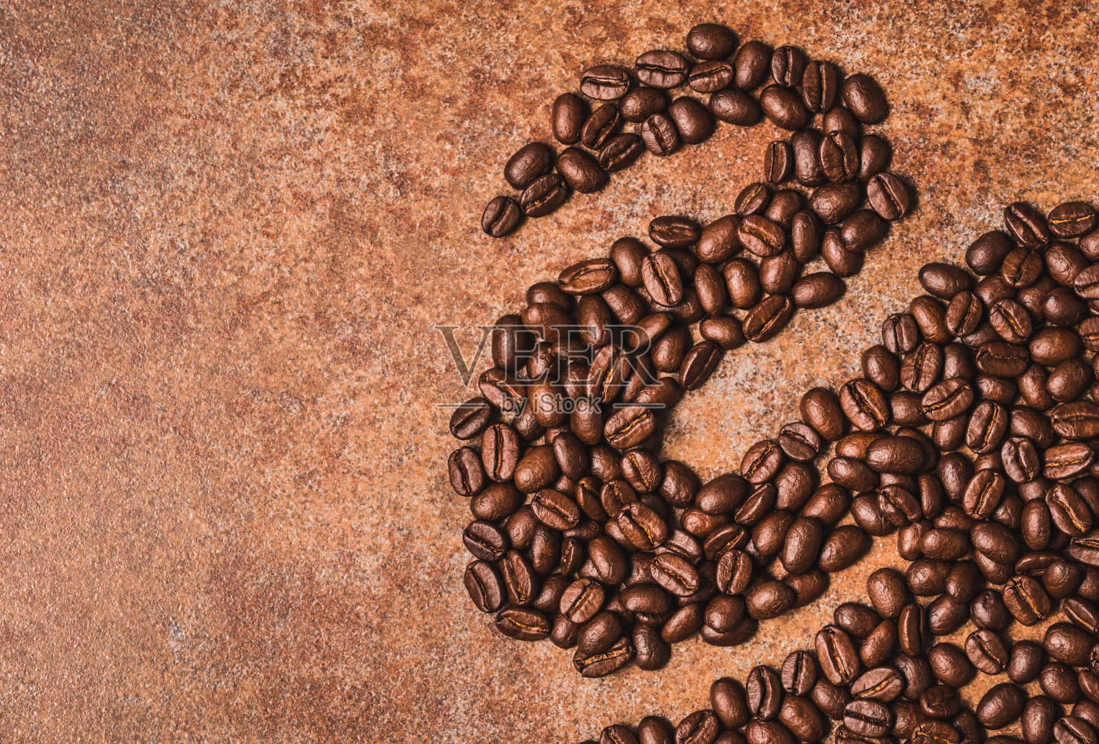 咖啡豆复制空间背景。创意概念流由烘焙咖啡豆制成。照片摄影图片