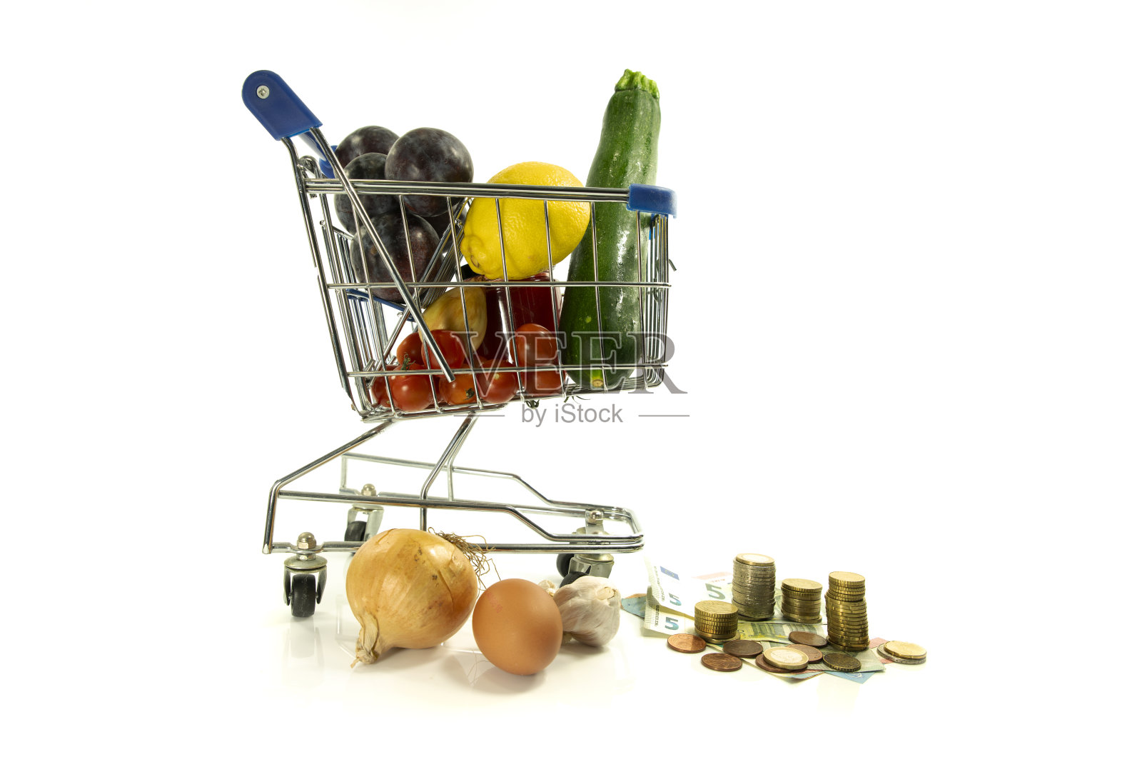 装满水果的购物车被隔离在透明的背景上照片摄影图片