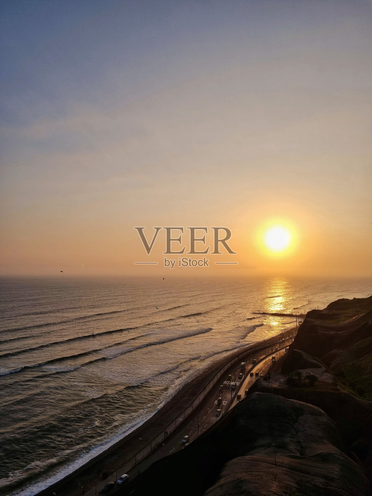 日落在太平洋，利马。照片摄影图片