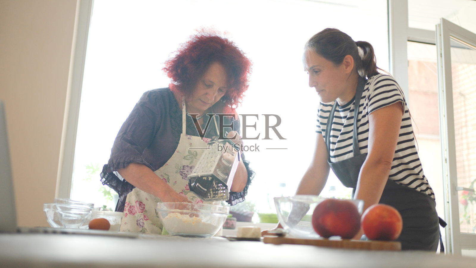 家庭烹饪，为节日制作甜点照片摄影图片