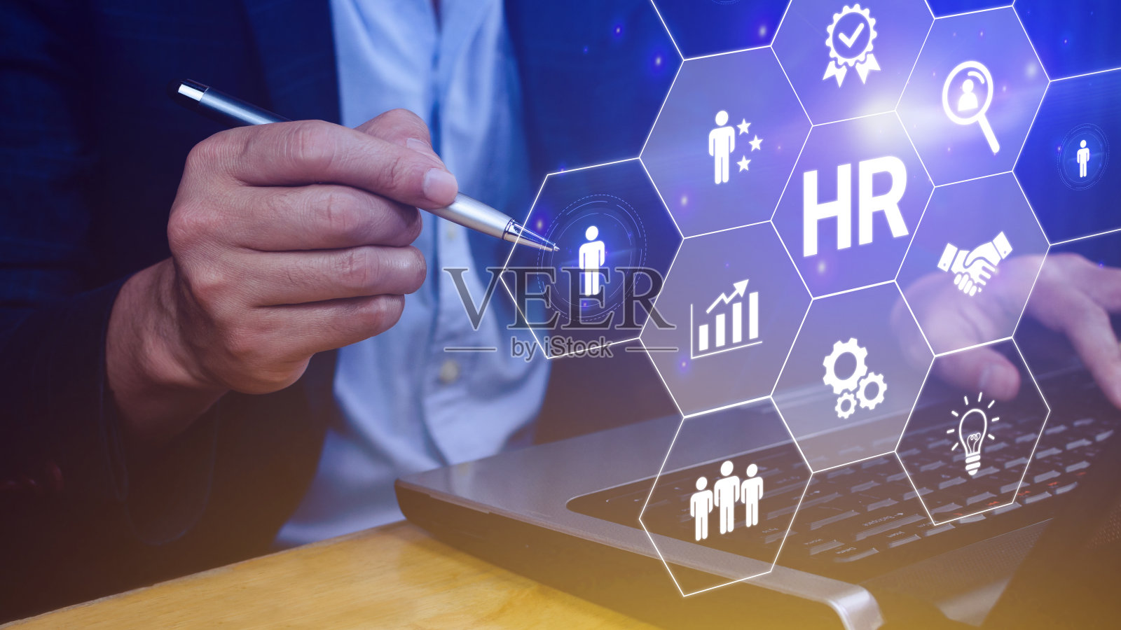 商人手按人力资源按钮，人力资源，人力资源管理，招聘，猎头概念，虚拟背景手握现代社交按钮照片摄影图片