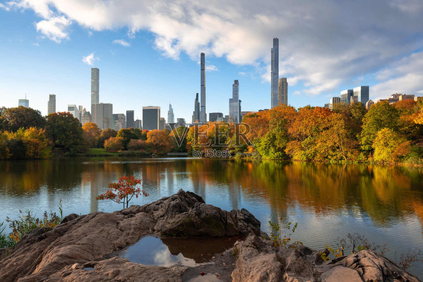 中央公园西历史街区的湖，亿万富翁排的摩天大楼。纽约曼哈顿上西区的秋天照片摄影图片