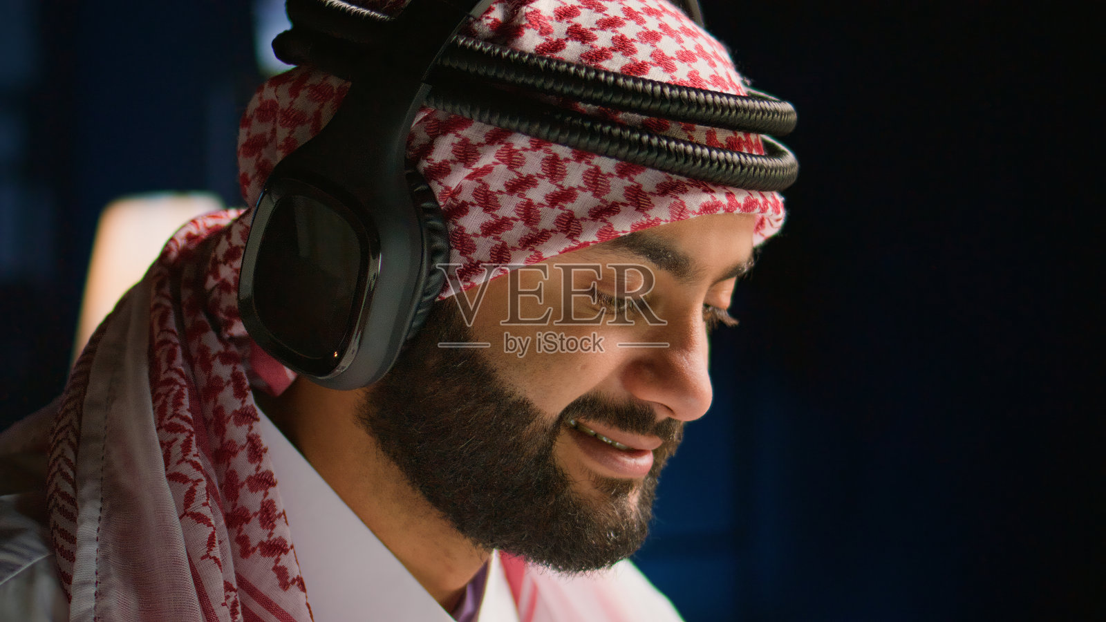 戴着耳机的人，靠近点照片摄影图片