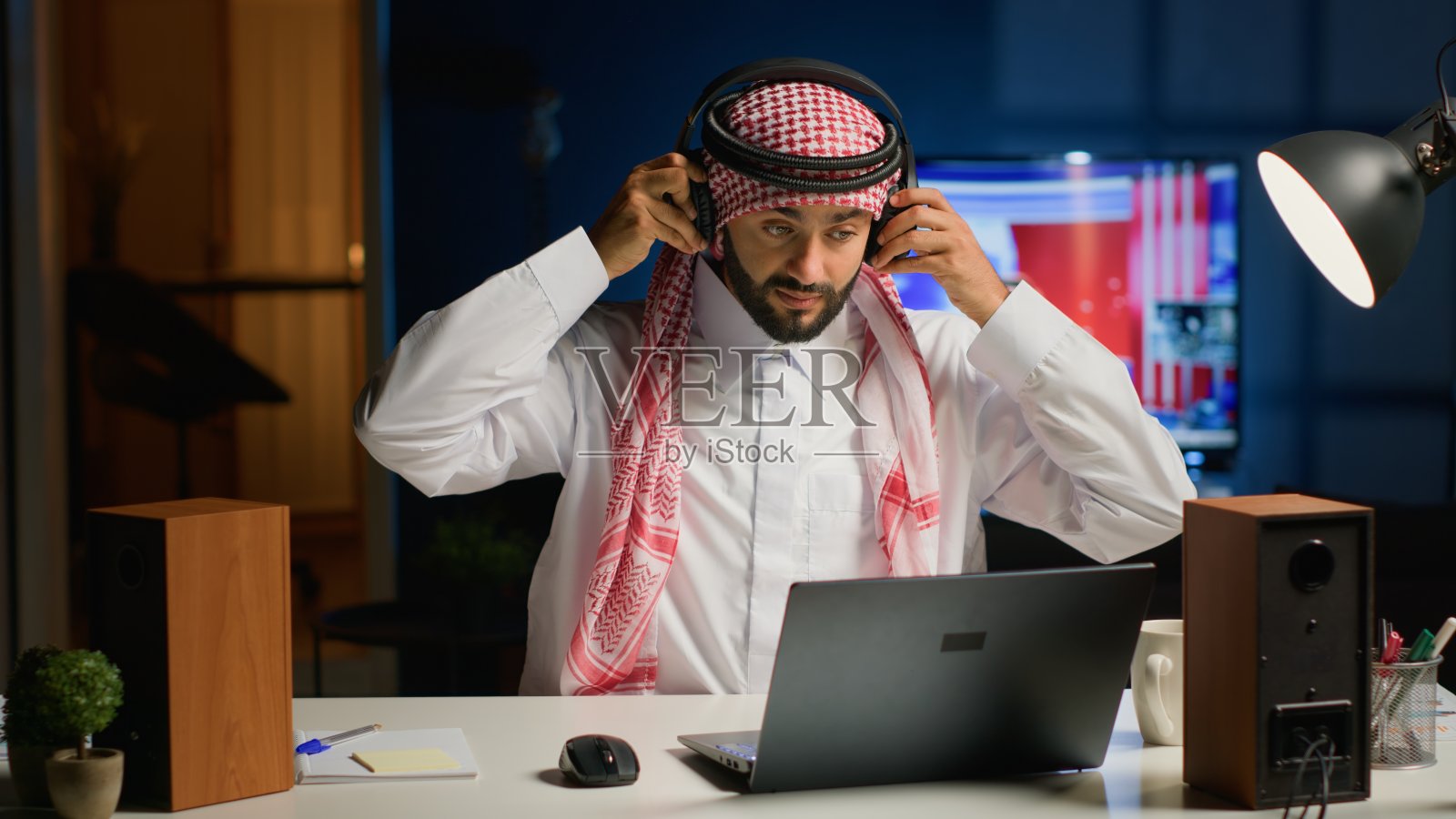 带无线耳机的员工照片摄影图片