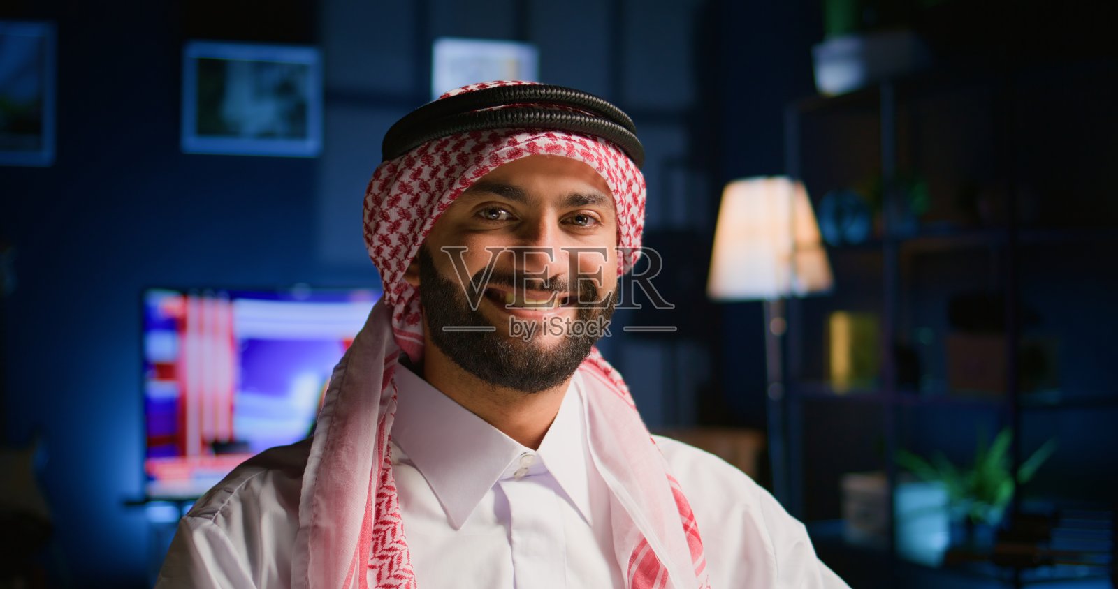 远程工作者发送求职邮件，写真照片摄影图片