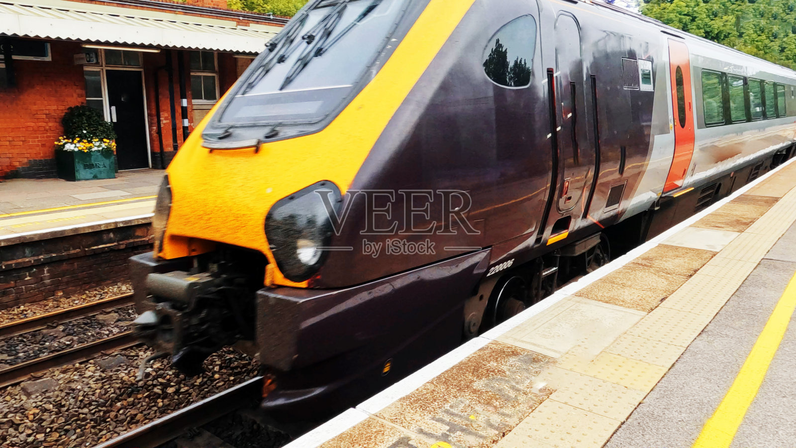 英国乡村的通用柴油动力铁路车站。照片摄影图片
