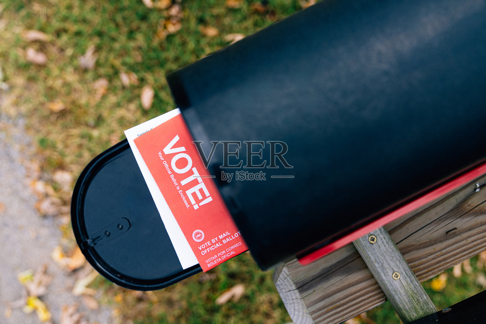 在美国总统、参议院、国会或地方选举中，带有邮寄选票的郊区邮箱照片摄影图片