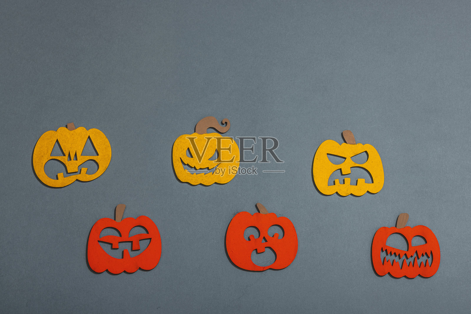 有趣的万圣节背景。传统的彩色秋天南瓜，不同的脸照片摄影图片