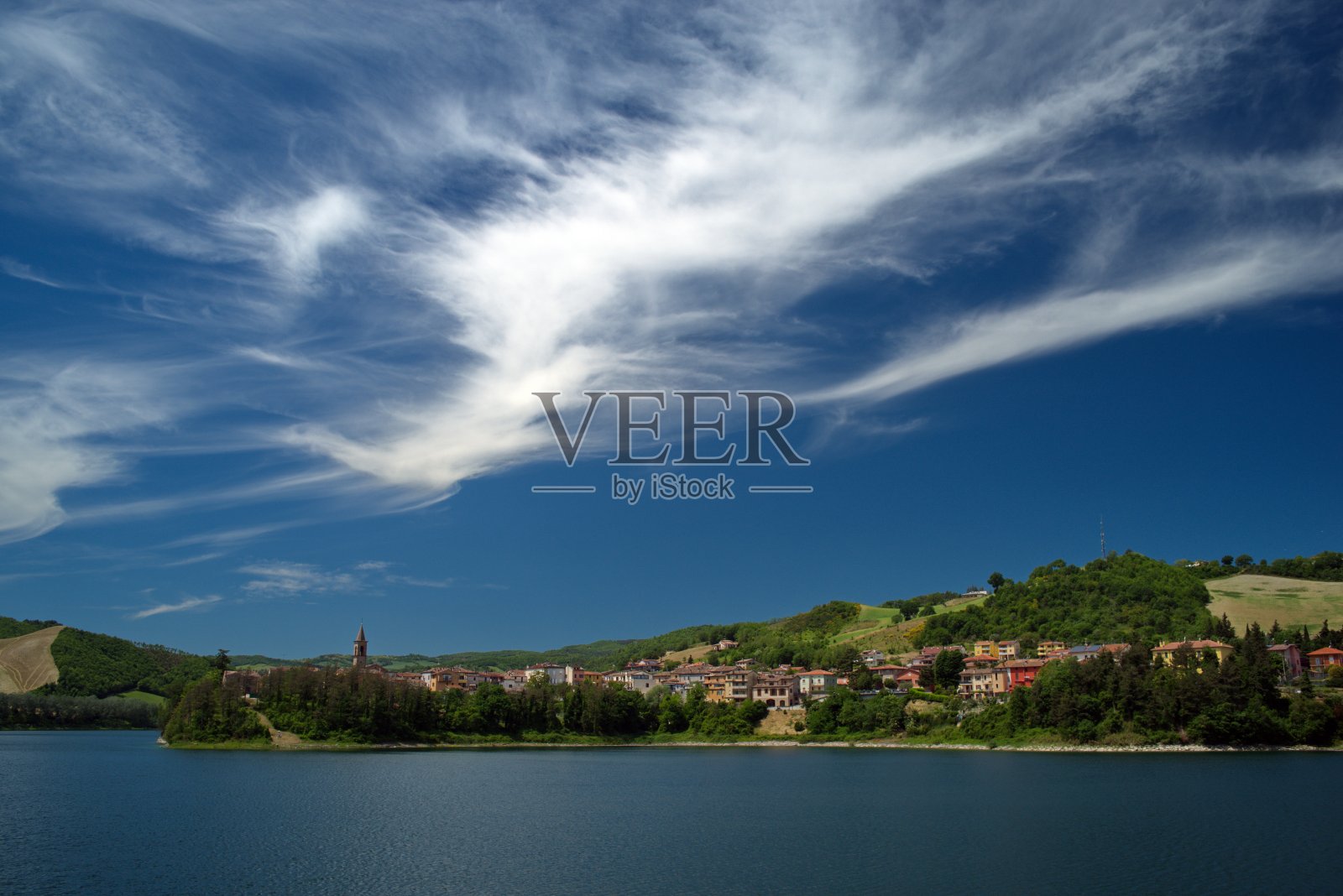 湖上的小镇，云下的天空照片摄影图片