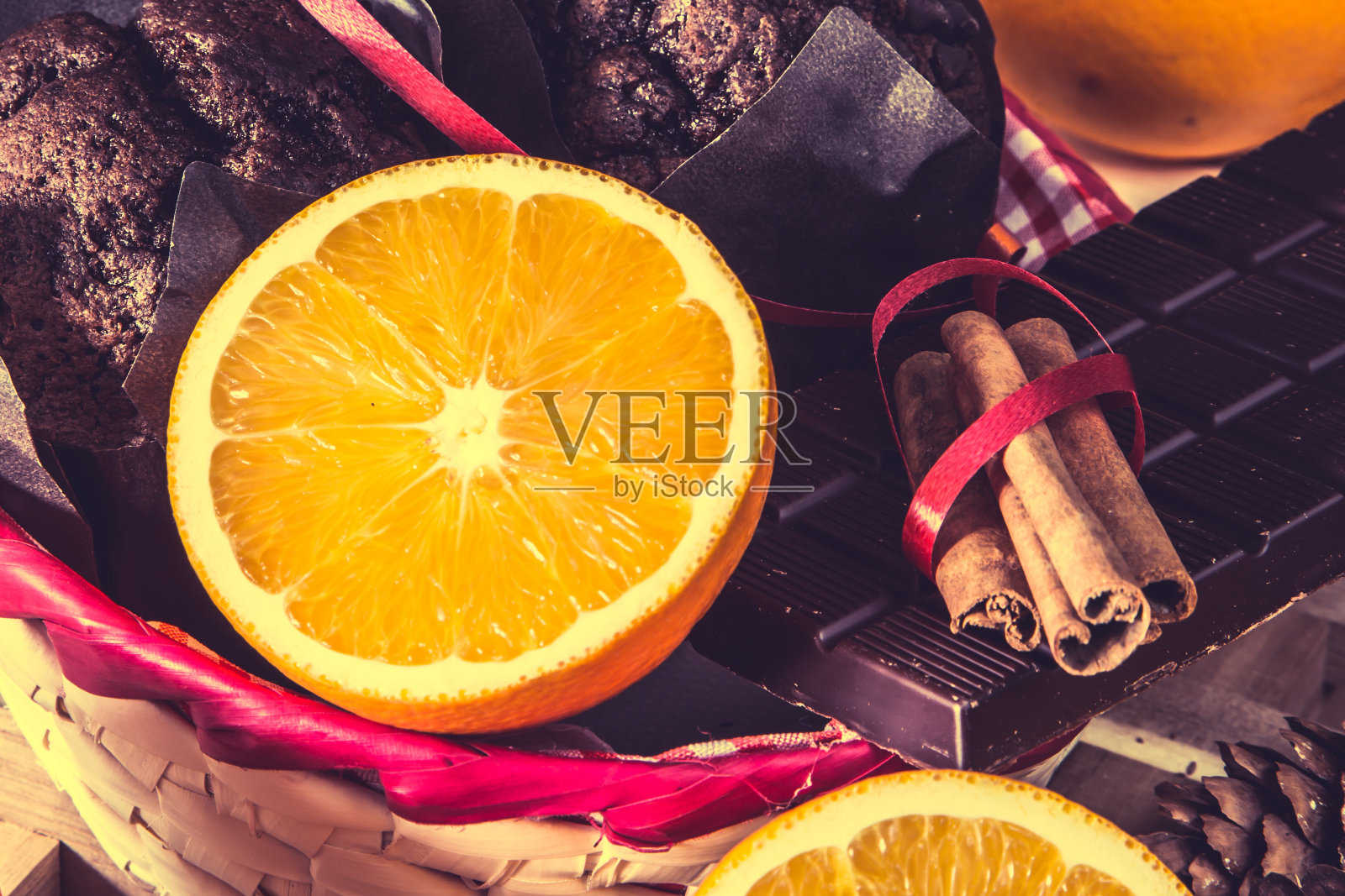 圣诞复古风格的橘子和松饼照片摄影图片