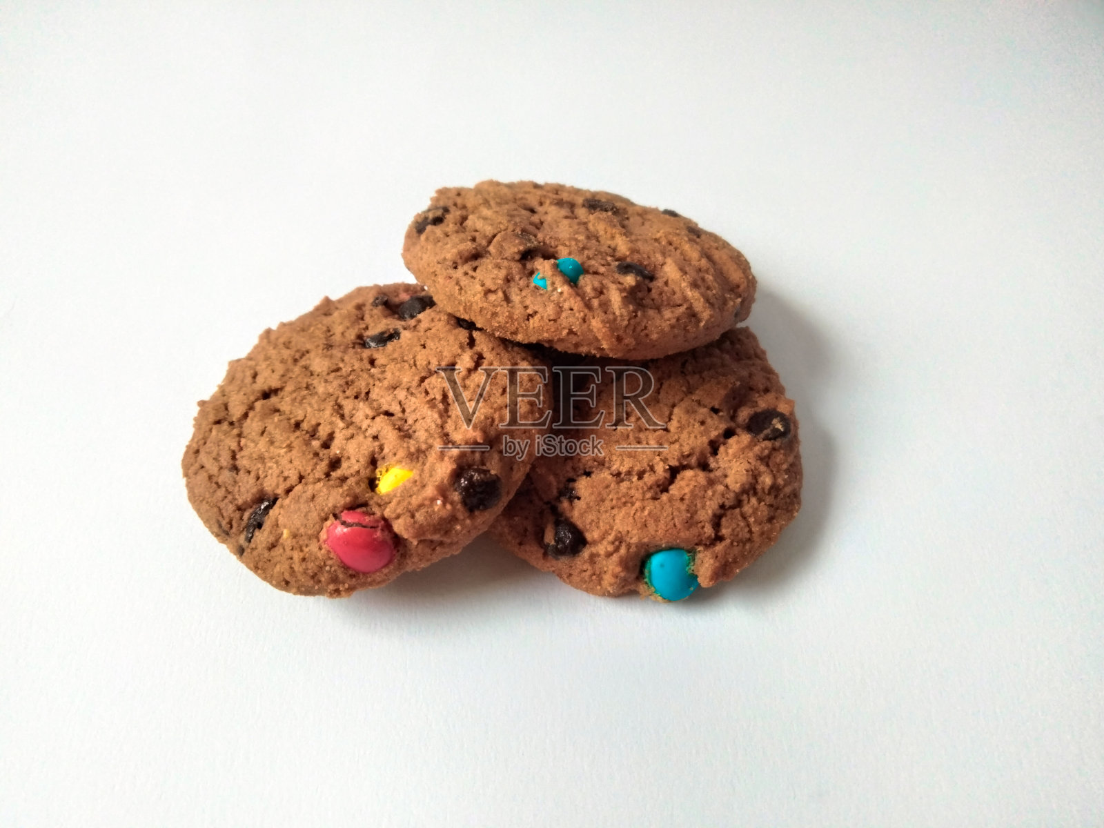 巧克力碎饼干隔离白色背景照片摄影图片