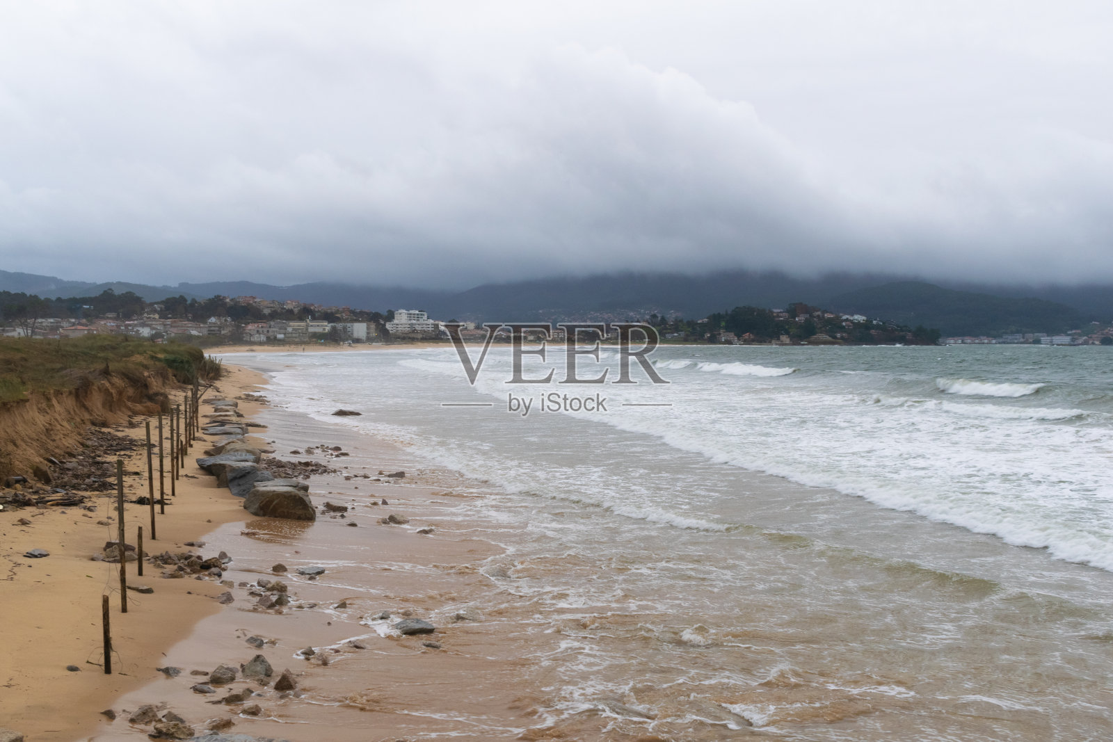 2023年冬季风暴期间的大海和Panxon海滩。Nigran -西班牙照片摄影图片