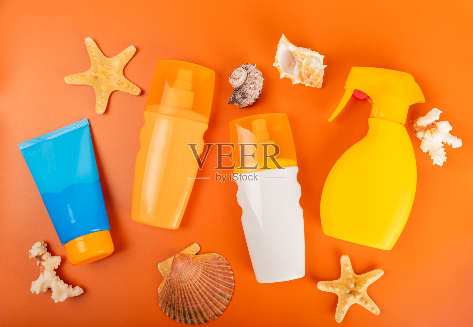 背景是防晒霜。防晒膏。防晒。紫外线保护。夏天。休息和休假的概念。夏天的心情。设计。模型。购物的概念。照片摄影图片