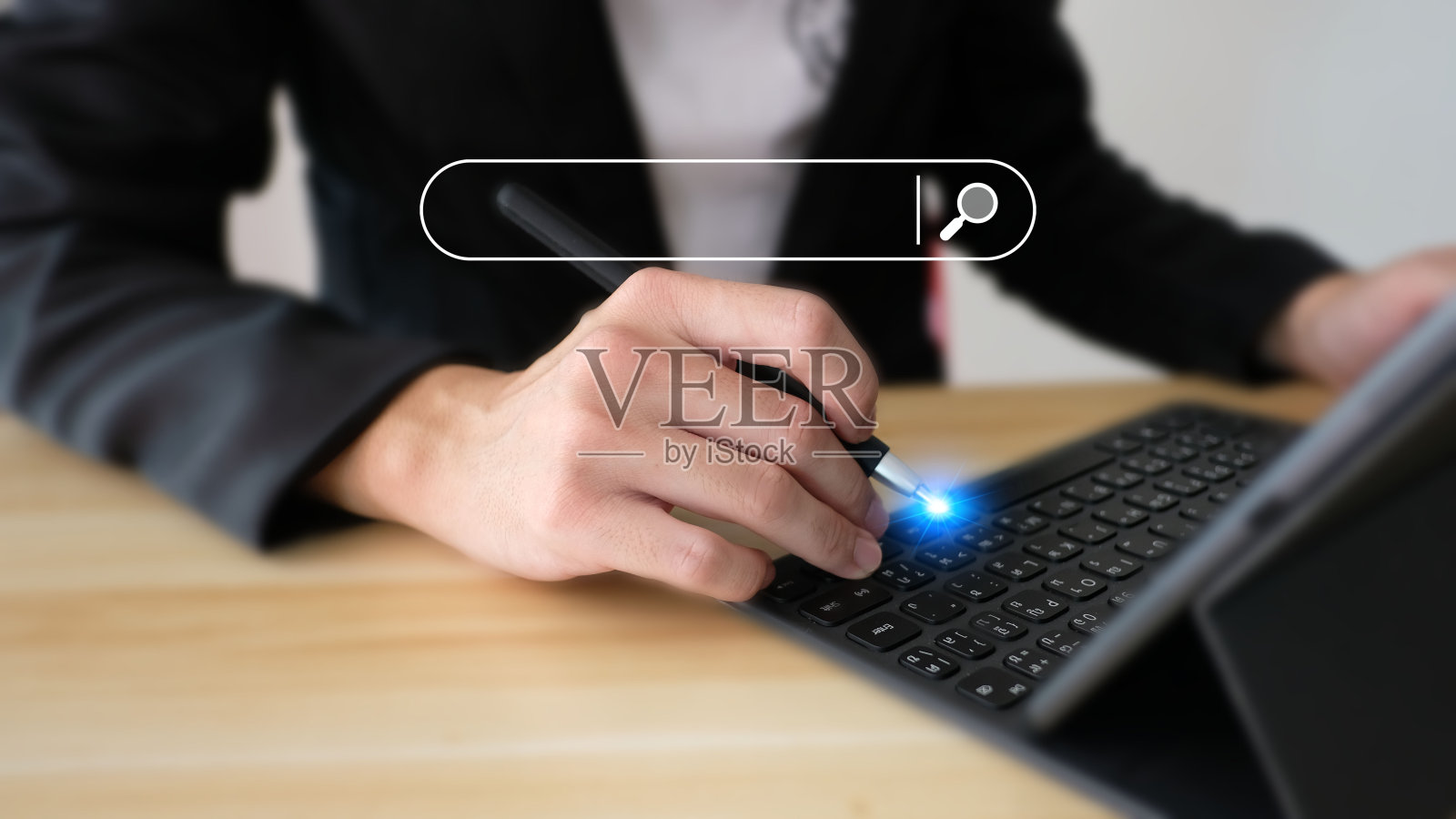 数据搜索技术搜索引擎优化。一个人的手正在用电脑键盘搜索信息照片摄影图片