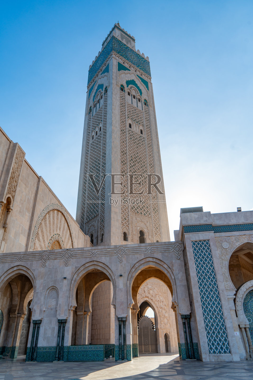 早晨，摩洛哥卡萨布兰卡，哈桑二世清真寺的广场照片摄影图片