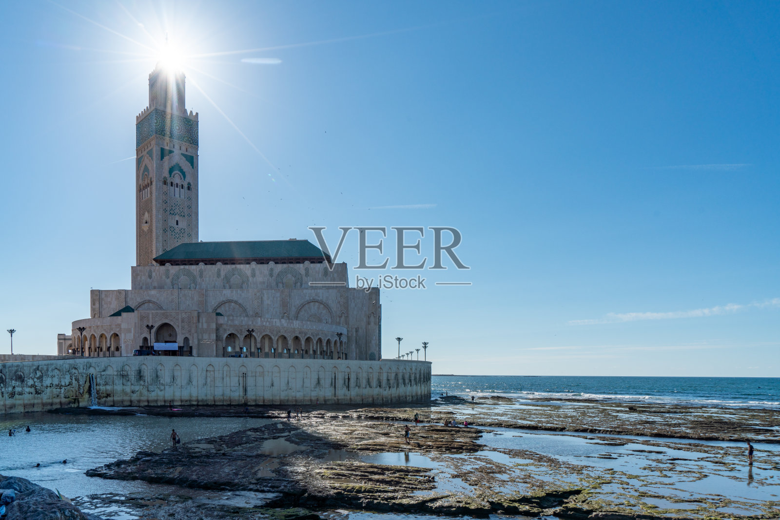 黄昏时分的公园码头和哈桑二世清真寺，摩洛哥卡萨布兰卡照片摄影图片