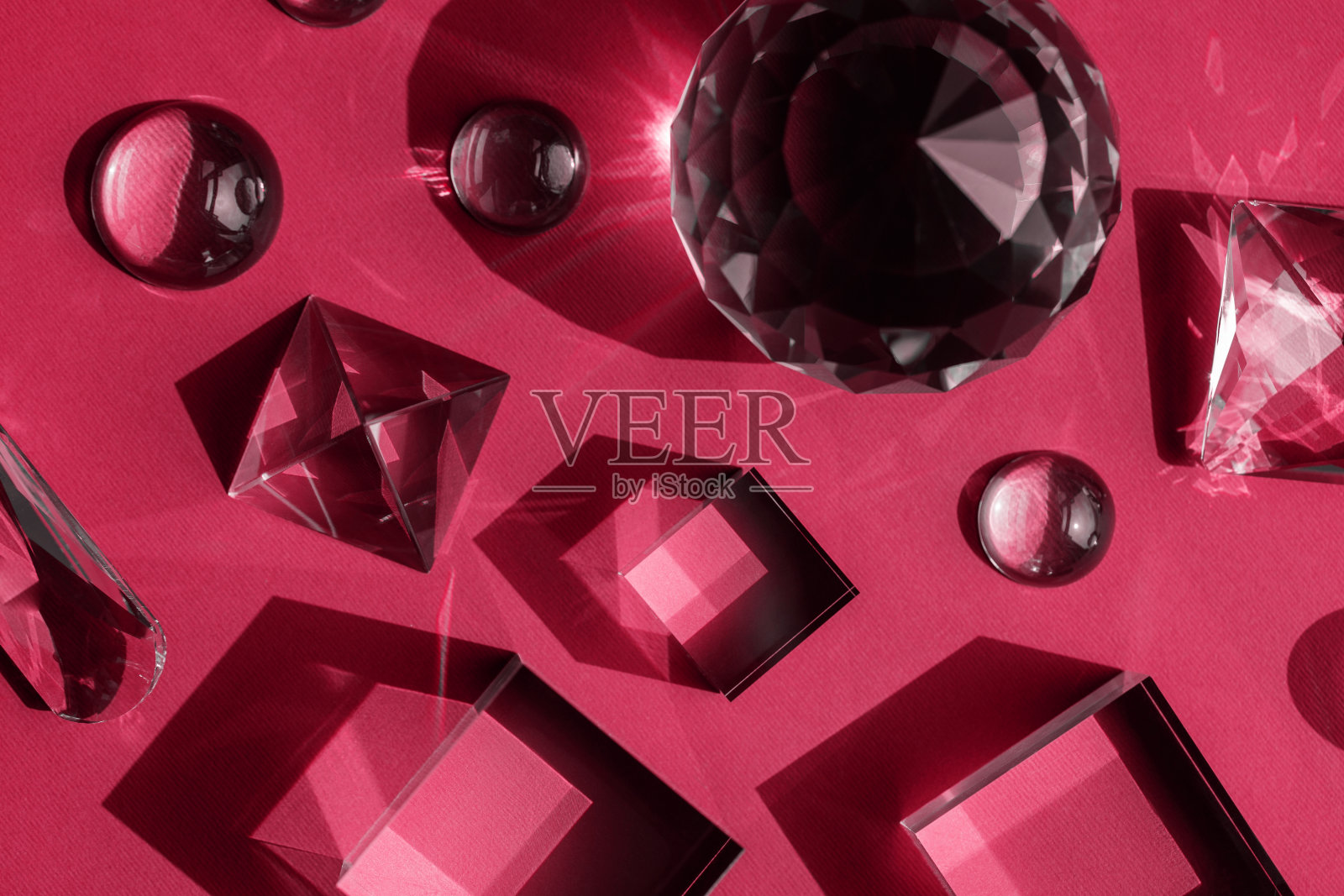 2023年之色:洋红色万岁。水晶棱镜折射光，神奇的晶体和金字塔，球体和立方体在紫色的背景。心灵治疗水晶练习…照片摄影图片