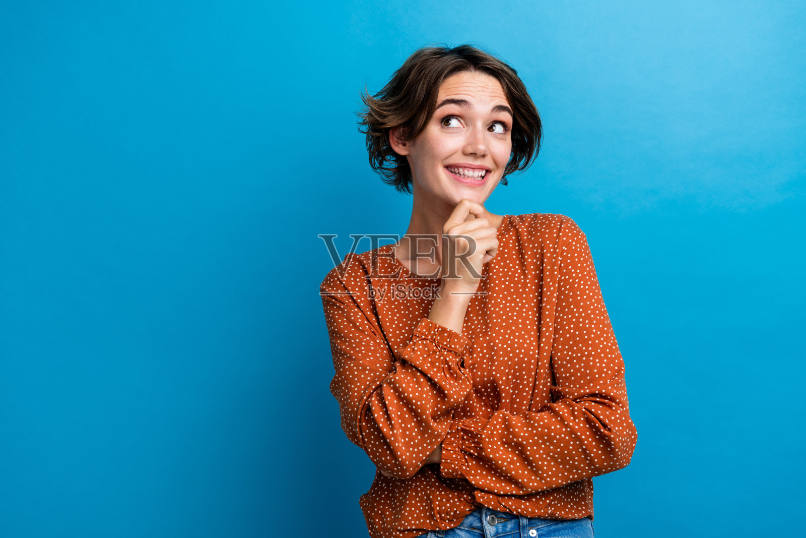 可爱的感兴趣的女士的肖像触摸她的下巴看起来假的空白空间横幅孤立的蓝色背景照片摄影图片