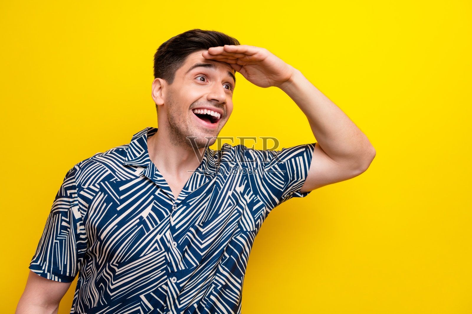 印象深刻的积极的人的肖像，手臂触摸额头看感兴趣的空白空间孤立在黄色的背景照片摄影图片