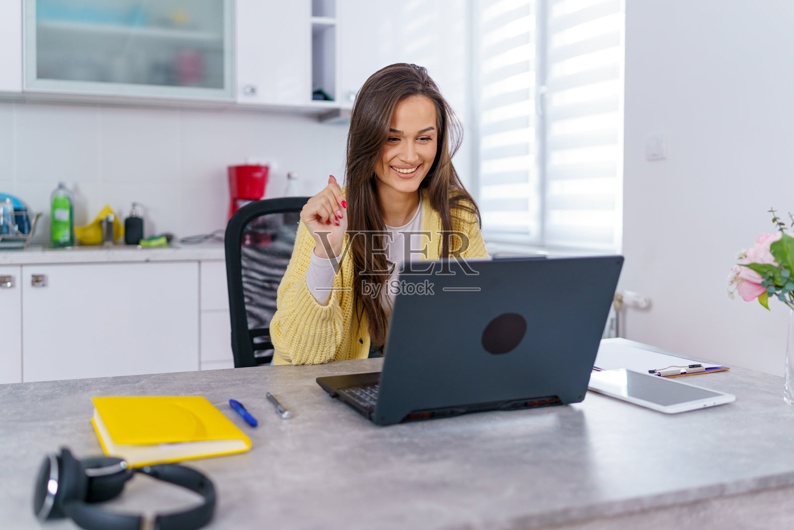 年轻的自由职业者在家工作照片摄影图片
