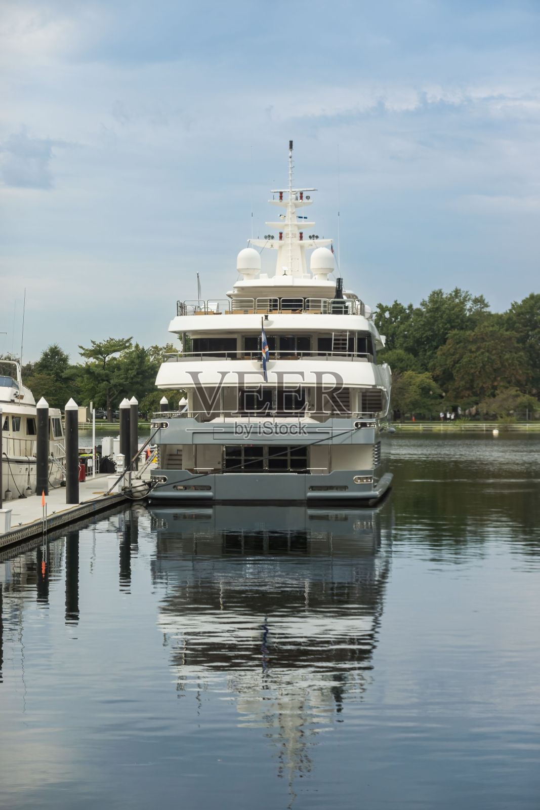 大型游艇停泊在华盛顿特区码头区照片摄影图片