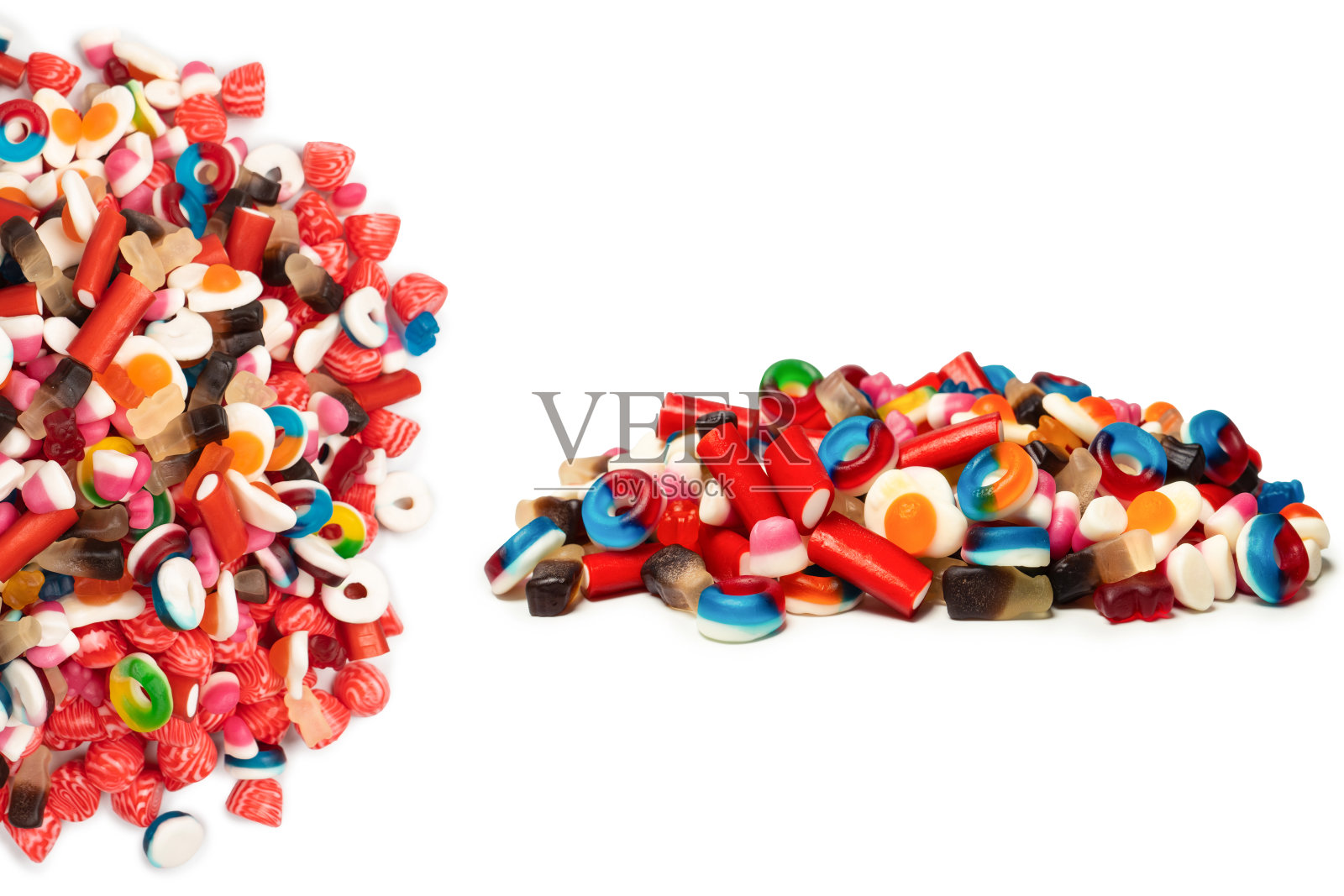 在白色的背景上孤立的果冻彩色糖果的美味混合。照片摄影图片